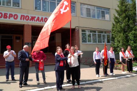 Курская область. Н.Н. Иванов повязал алые пионерские галстуки 92 третьеклассникам из Железногорска