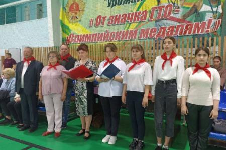 Саратовская область. Депутаты-коммунисты Ольга Алимова и Денис Буланов торжественно повязали пионерам алые галстуки