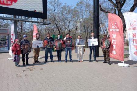 Коммунисты провели акцию против драпировки памятника В.И. Ленину в Хабаровске