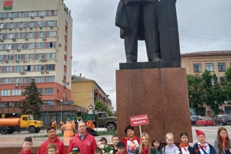В Брянске на площади Ленина коммунисты провели приём в пионеры