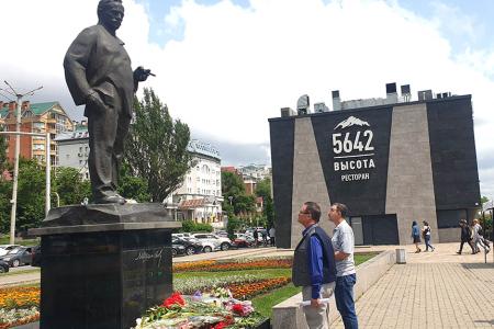 Ростов-на-Дону. Красные гвоздики Михаилу Александровичу Шолохову