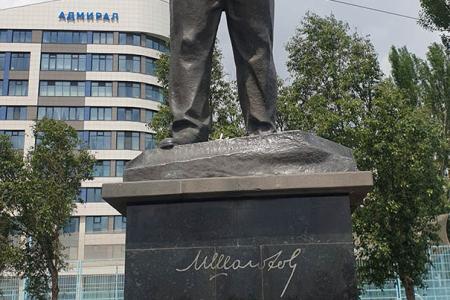 Ростов-на-Дону. Красные гвоздики Михаилу Александровичу Шолохову