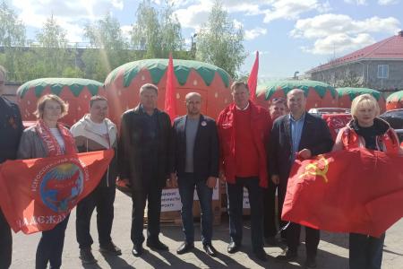 Рязанские коммунисты приняли участие в отправке 109-го гуманитарного конвоя