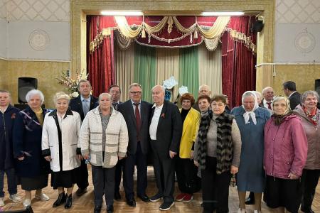 Руководитель фракции КПРФ в Московской областной Думе Александр Наумов поздравил с Днём Победы детей войны в Кашире