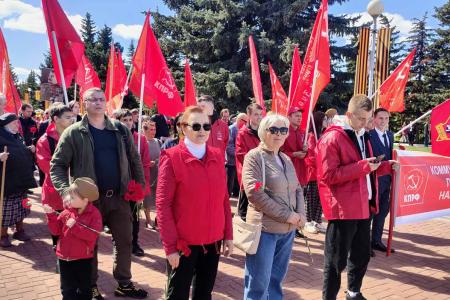 Коммунисты Чувашии встретили 9 Мая с копиями Знамени Победы