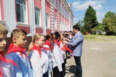 Тульский обком КПРФ в преддверии Дня Пионерии организовал прием в пионеры учащихся школ
