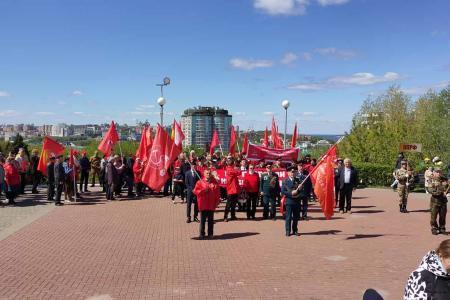 Коммунисты Чувашии встретили 9 Мая с копиями Знамени Победы