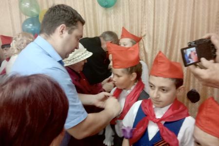 В Тульской области коммунисты продолжают массовый приём школьников в пионеры