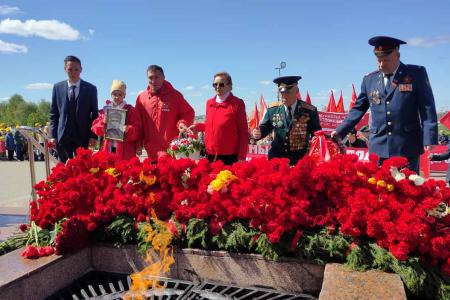 Коммунисты Чувашии встретили 9 Мая с копиями Знамени Победы
