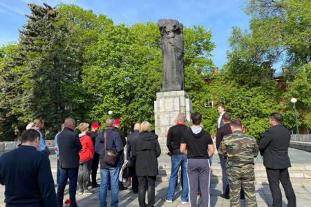 Ульяновцы возложили цветы к памятнику Карлу Марксу в честь его 205-летия