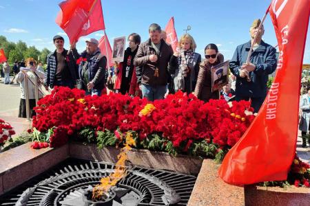 Коммунисты Чувашии встретили 9 Мая с копиями Знамени Победы