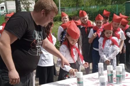 В Тульской области коммунисты продолжают массовый приём школьников в пионеры
