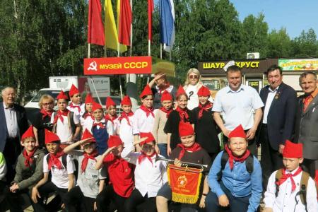 В Чувашии приём в пионеры состоялся у памятника В.И. Ленину