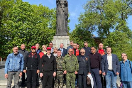 Ульяновцы возложили цветы к памятнику Карлу Марксу в честь его 205-летия