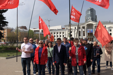 Пермские коммунисты провели автопробег в честь Дня Победы