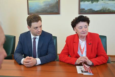 В Тюмени начинает работу семинар-совещание партийного актива КПРФ Уральского федерального округа. Встреча делегации КПРФ с руководством Тюменской областной Думы