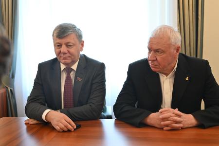 В Тюмени начинает работу семинар-совещание партийного актива КПРФ Уральского федерального округа. Встреча делегации КПРФ с руководством Тюменской областной Думы