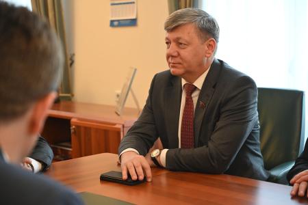 В Тюмени начинает работу семинар-совещание партийного актива КПРФ Уральского федерального округа. Встреча делегации КПРФ с руководством Тюменской областной Думы