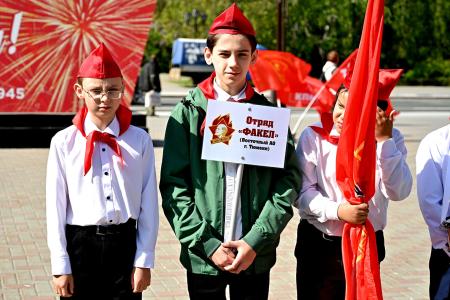 На Центральной площади Тюмени прошла большая линейка, посвящённая 100-летию областной пионерской организации