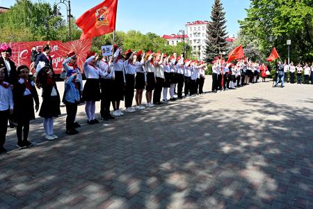 На Центральной площади Тюмени прошла большая линейка, посвящённая 100-летию областной пионерской организации