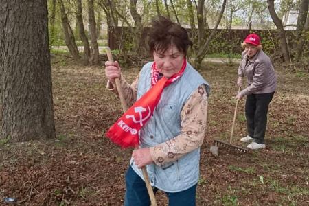 В Туле на Косой Горе коммунисты провели субботник у памятника Ленину