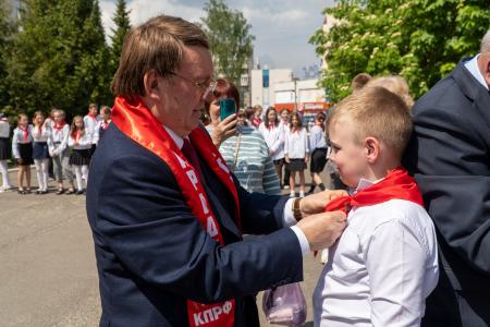 Курская область. Н.Н. Иванов повязал алые пионерские галстуки 92 третьеклассникам из Железногорска