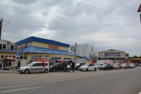 Красный Первомай в Астрахани отметили автопробегом и возложением цветов