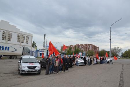 Красный Первомай в Астрахани отметили автопробегом и возложением цветов