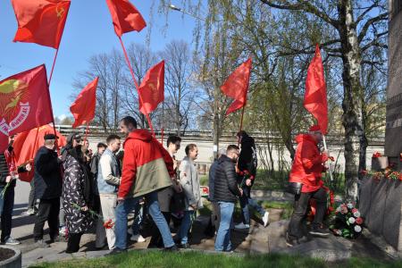 Санкт-Петербург. Красная первомайская акция у памятника первой маевке