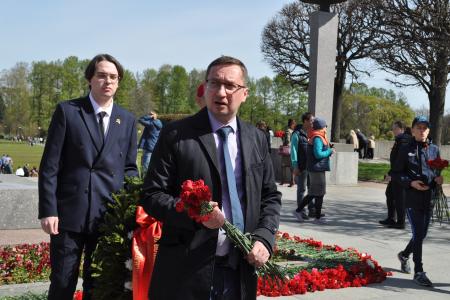 Ленинградские коммунисты напомнили о настоящих символах Великой Победы