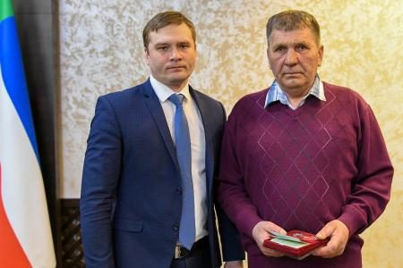 Глава Хакасии Валентин Коновалов вручил награды семьям погибших бойцов и объявил об установлении памятника всем воинам, погибшим в ходе специальной военной операции