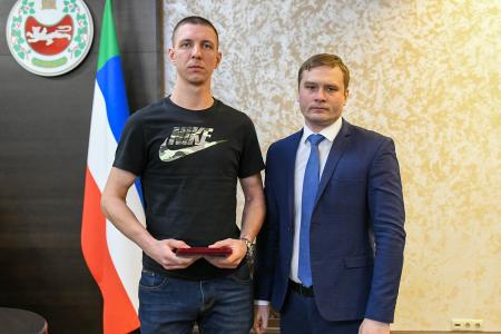 Глава Хакасии Валентин Коновалов вручил награды семьям погибших бойцов и объявил об установлении памятника всем воинам, погибшим в ходе специальной военной операции
