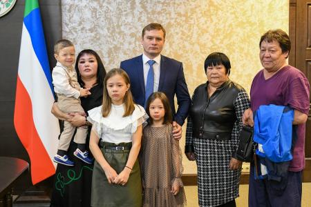 Глава Хакасии Валентин Коновалов вручил награды семьям погибших бойцов и объявил об установлении памятника всем воинам, погибшим в ходе специальной военной операции