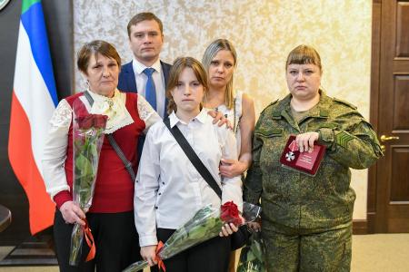 Глава Хакасии Валентин Коновалов вручил награды семьям погибших бойцов и объявил об установлении памятника всем воинам, погибшим в ходе специальной военной операции