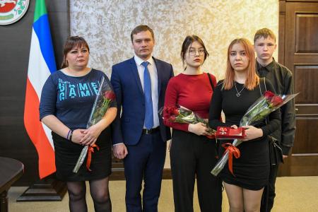 Глава Хакасии Валентин Коновалов вручил награды семьям погибших бойцов и объявил об установлении памятника всем воинам, погибшим в ходе специальной военной операции