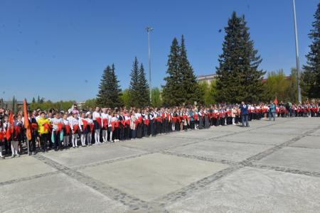 В Новосибирске более 550 школьников стали пионерами