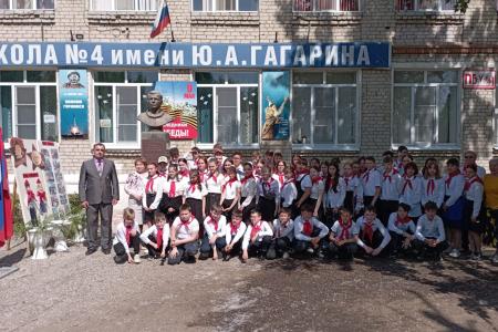 В день 101-й годовщины Всесоюзной пионерской организации имена Ленина, в Комсомольском парке Волгограда прошла торжественная линейка