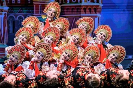 Дмитрий Новиков поздравил хореографический ансамбль «Ровесники» с 55-летием творческой деятельности
