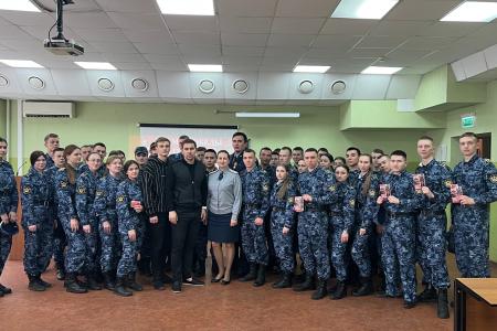 «Знамя нашей Победы». Самарские комсомольцы провели урок мужества для курсантов юридического института