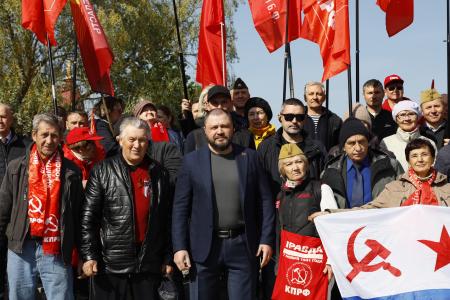Челябинские коммунисты и сторонники возложили цветы к Вечному огню в День Великой Победы