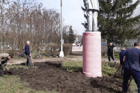 Тульская область. Коммунисты города Ефремова по традиции провели субботник у памятника Ленину