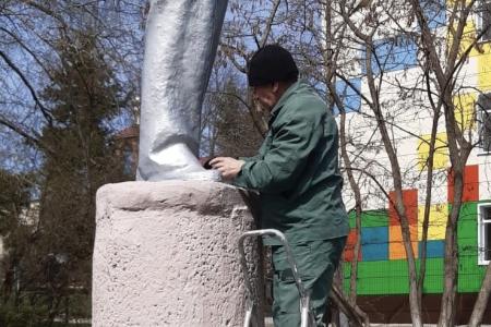 Тульская область. Коммунисты города Ефремова по традиции провели субботник у памятника Ленину