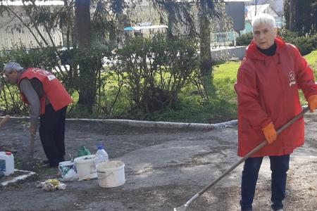 Тульская область. Коммунисты города Ефремова по традиции провели субботник у памятника Ленину