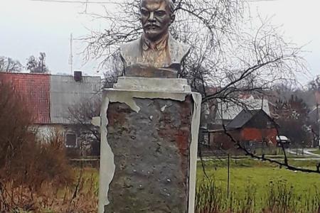В Калининграде коммунисты отремонтировали памятник Ленину