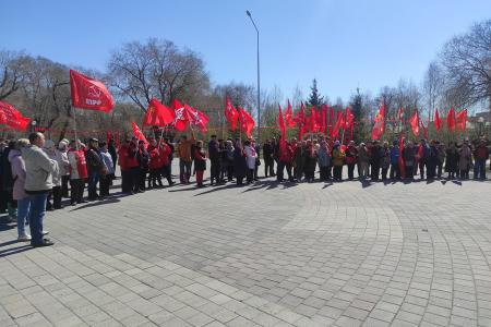 Тюменские коммунисты провели первомайский митинг
