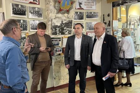 Крымские коммунисты наградили ветеранов труда и ГУП РК «Крымтроллеуйбус» юбилейными медалями «100 лет СССР»