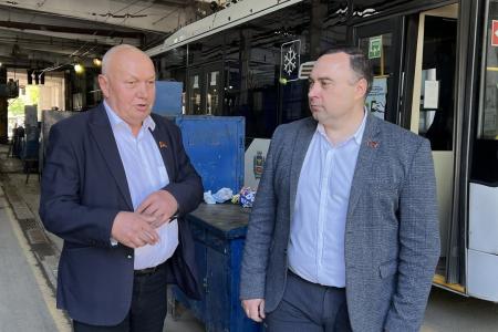 Крымские коммунисты наградили ветеранов труда и ГУП РК «Крымтроллеуйбус» юбилейными медалями «100 лет СССР»