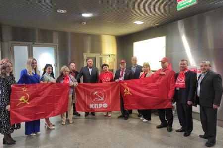 В Тюмени начинает работу семинар-совещание партийного актива КПРФ Уральского федерального округа. Встреча делегации КПРФ с руководством Тюменской областной Думы