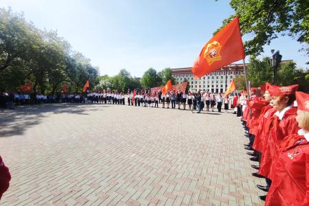 На Центральной площади Тюмени прошла большая линейка, посвящённая 100-летию областной пионерской организации
