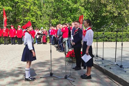 На Центральной площади Тюмени прошла большая линейка, посвящённая 100-летию областной пионерской организации